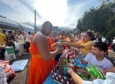 ร่วมพิธีเปิดและร่วมกิจกรรมงานประเพณีตักบาตรเทโว พารามิเตอร์รูปภาพ 10