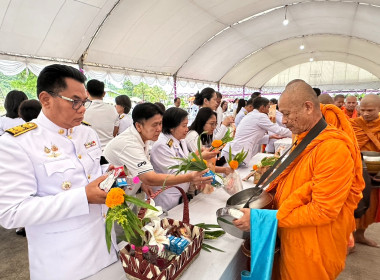 ร่วมพิธีเจริญพระพุทธมนต์และทำบุญตักบาตรถวายพระราชกุศล ... พารามิเตอร์รูปภาพ 3
